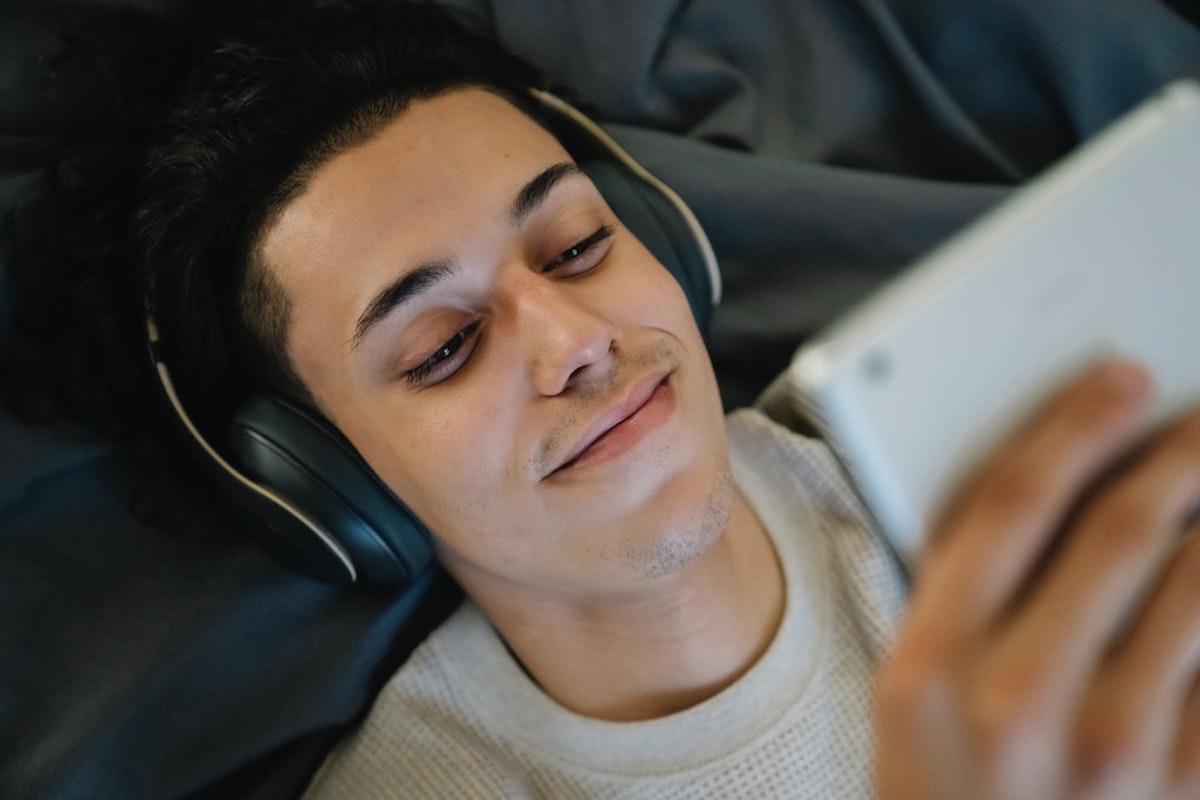 man with headphones having online therapy with Neil Cox Hypnotherapy